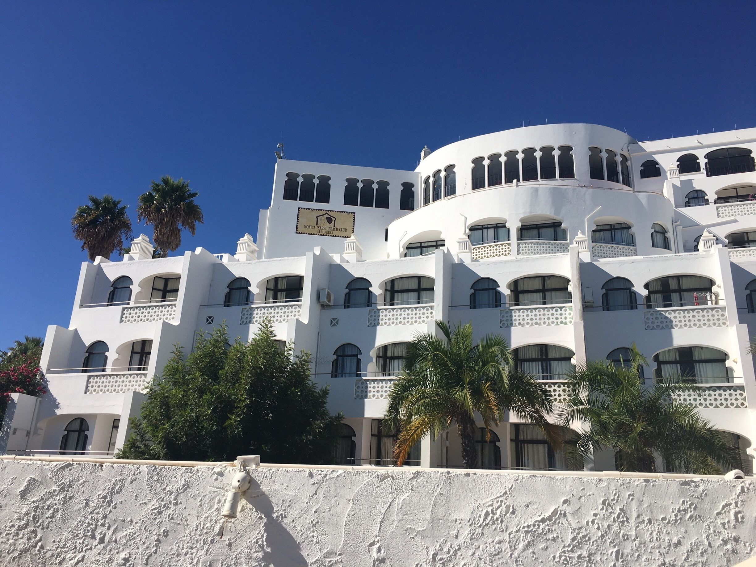 Lovely resort hotel but poor service;(