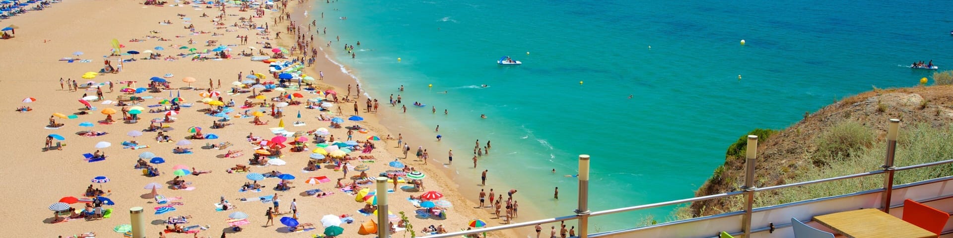 Albufeira welches beinhaltet Schwimmen, Küstenort und Sandstrand