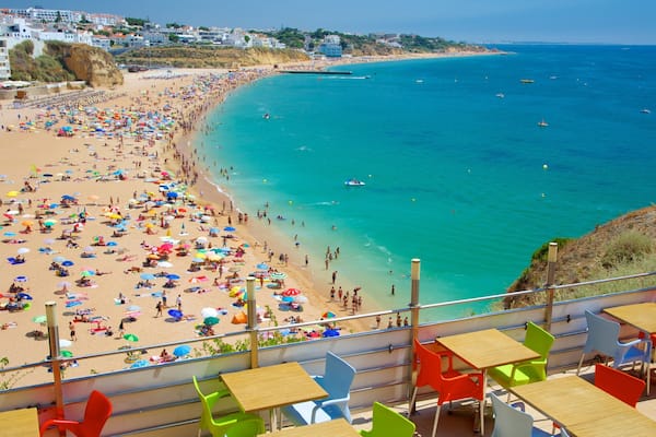Albufeira welches beinhaltet Schwimmen, Küstenort und Sandstrand