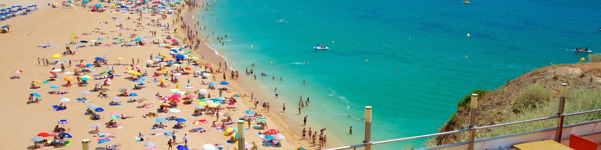 Albufeira que inclui uma cidade litorânea, uma praia de areia e natação