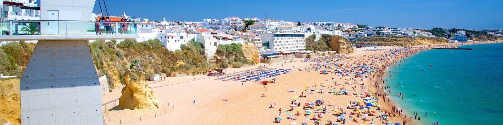 Albufeira que incluye una localidad costera, una playa de arena y natación