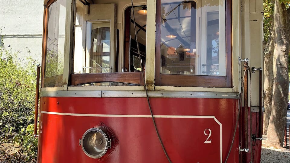 #praiadasmacas #sintra #portugal #tram
The trip by tram to Praia das Maçãs leaves from here. As we were informed, some of the departure times were canceled due to lack of trams (deficient maintenance). A pity because there is a lot of demand. The trip takes about 45 minutes and takes us through beautiful landscapes. The return can be made by bus, by taxi or by the tram itself.
A viagem de bonde, para a praia das Maçãs, sai daqui. Segundo nos informaram, alguns dos horários de saídas foram cancelados por falta de elétricos devido à deficiência na manutenção dos mesmos. Uma pena pois há muita procura. A viagem demora cerca de 45 minutos e nos leva por paisagens muito bonitas. A volta pode ser feita por ônibus, por táxi ou pelo próprio elétrico.