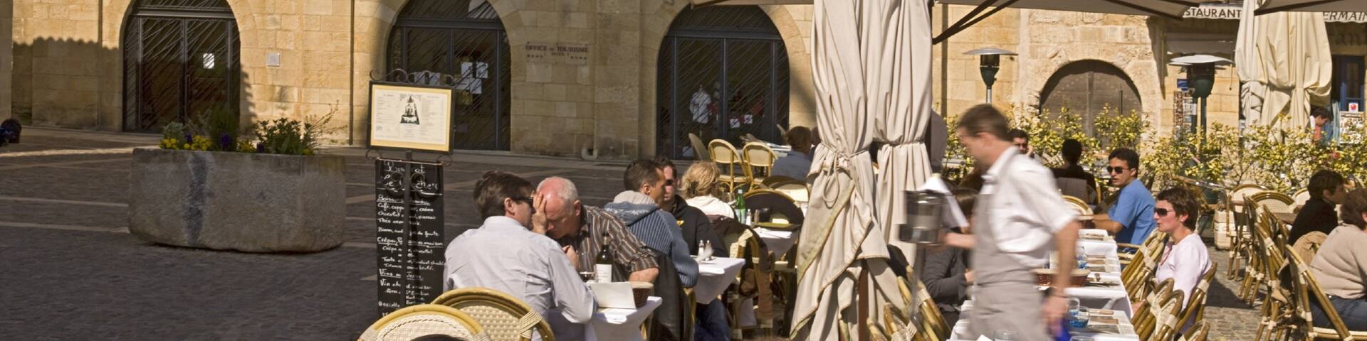 Saint-Emilion showing heritage architecture, outdoor eating and street scenes