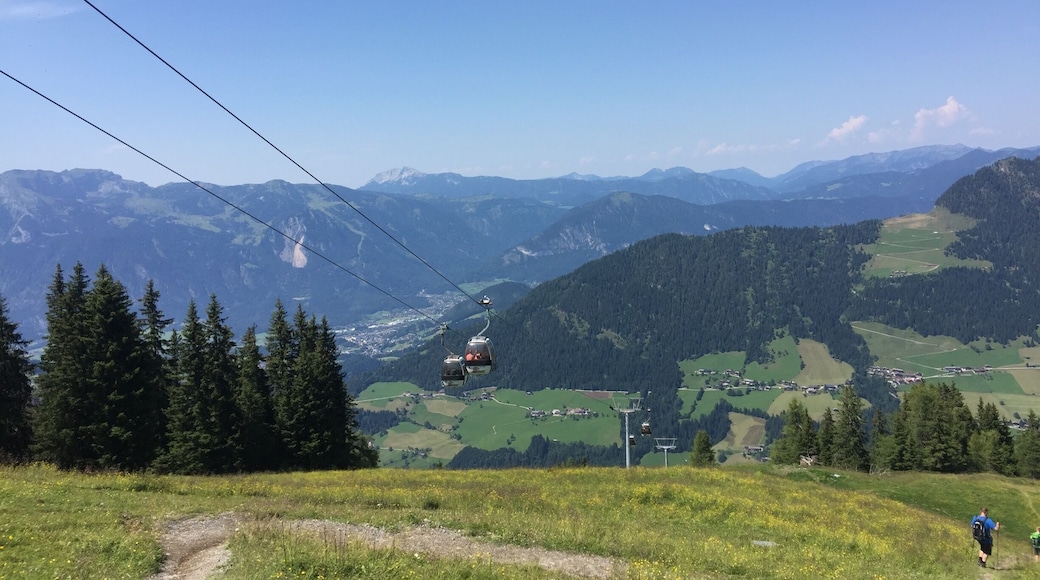 Telepherique wiedersberghorn bahn dans la région de alpbachtal seen land dans le Tyrol autrichien