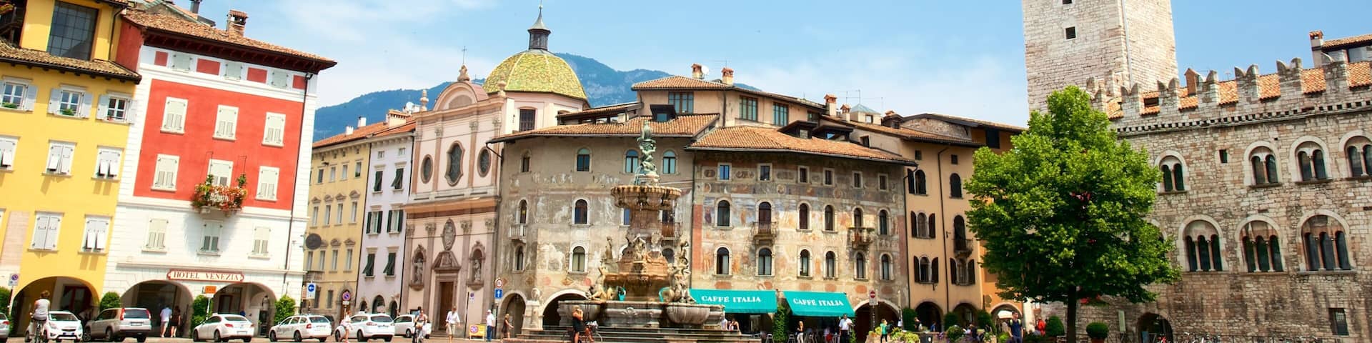 Trient das einen Stadt, Platz oder Plaza und historische Architektur
