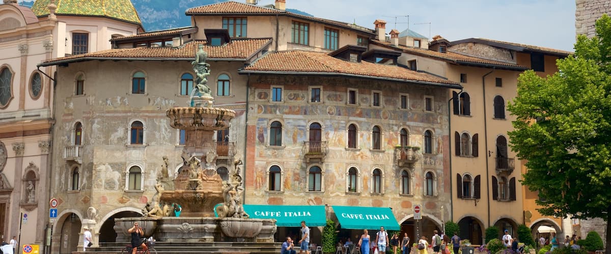 Trento inclusief historische architectuur, een stad en een standbeeld of beeldhouwwerk