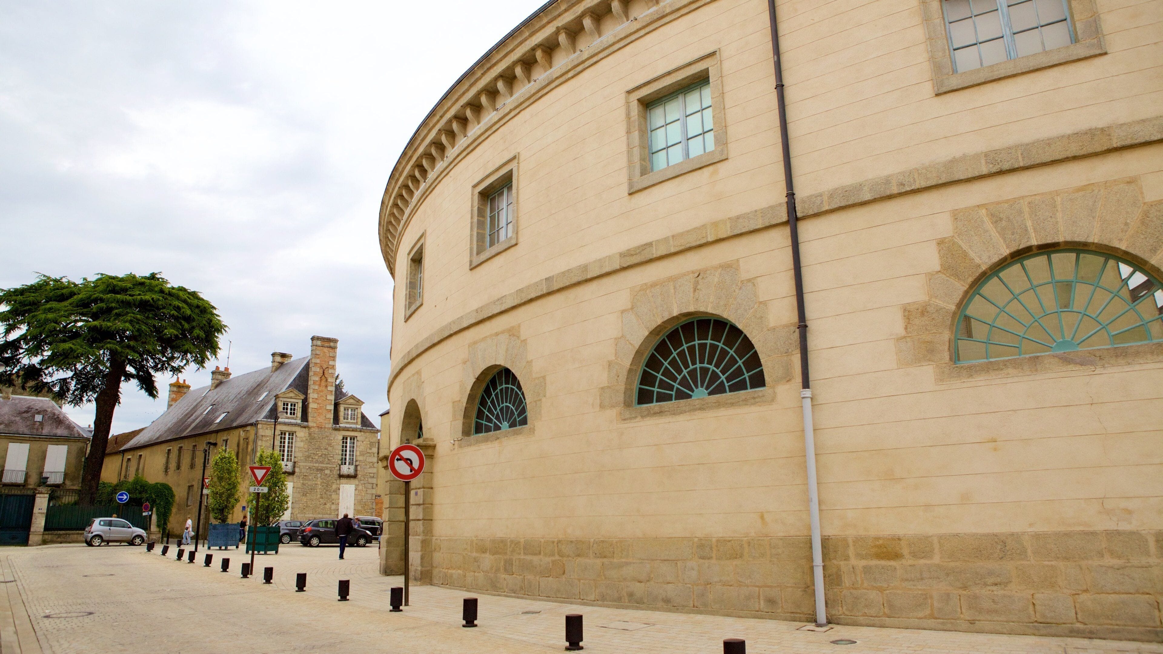 Alencon featuring heritage elements