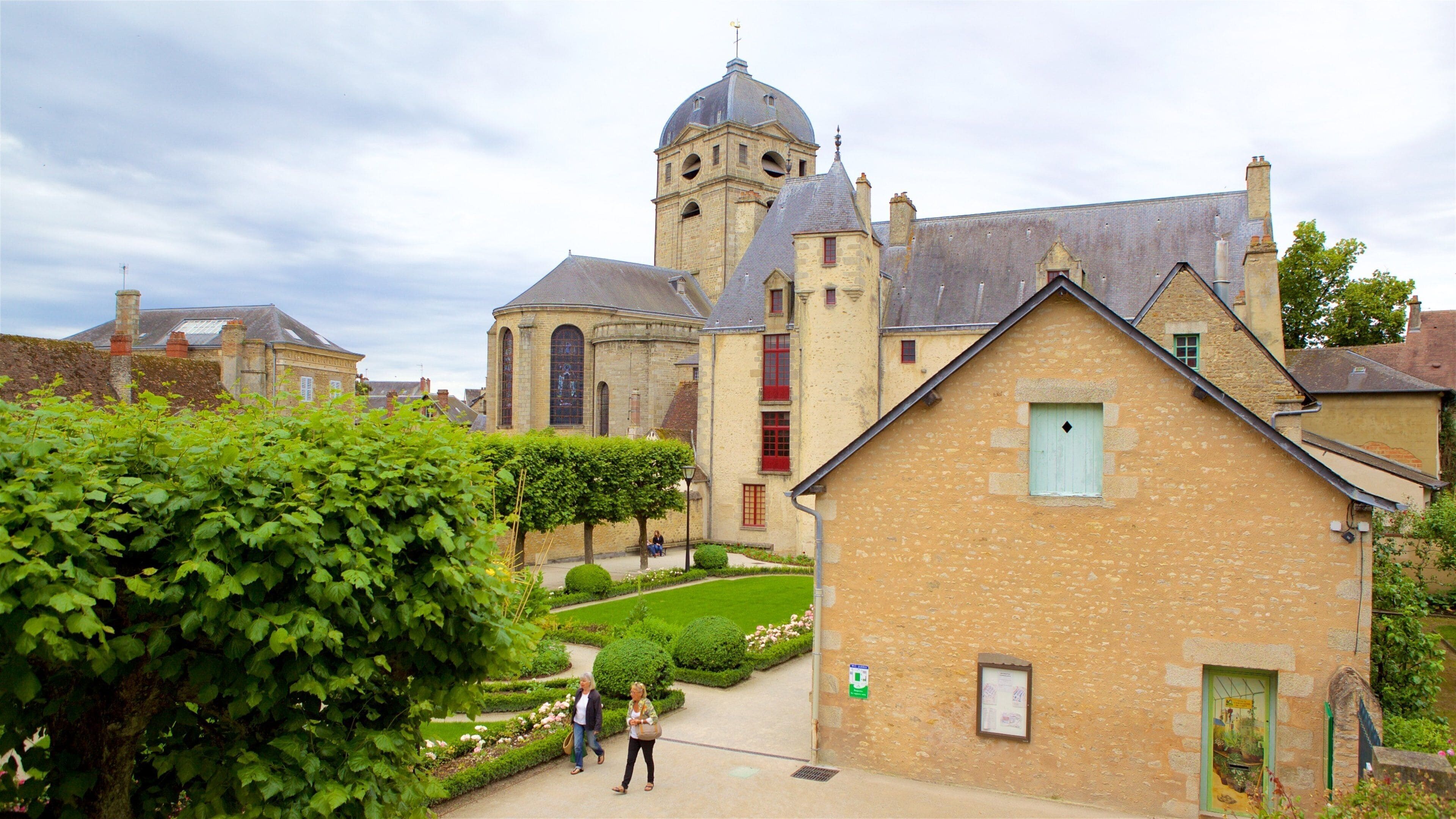 Alencon featuring heritage elements and a park