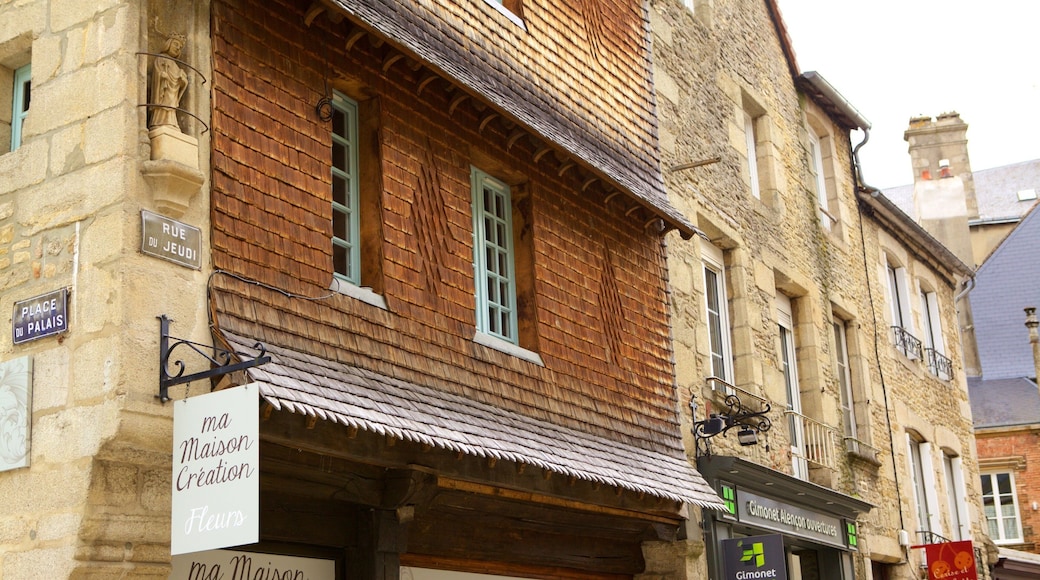 Alencon caracterizando sinalização, elementos de patrimônio e um hotel