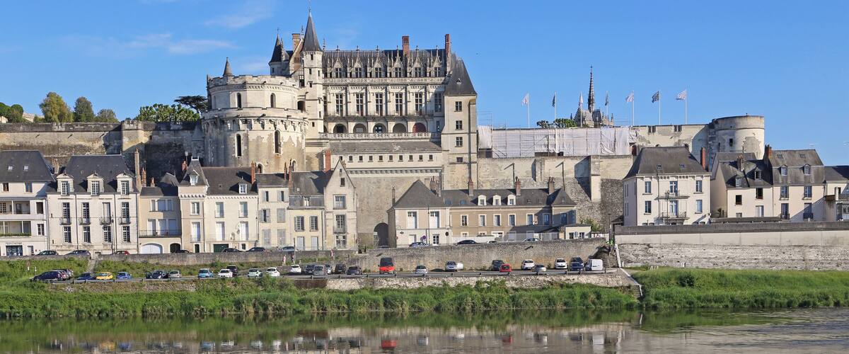 Die Stadt Amboise an der Loire mit der Schlossanlage aus dem 15./16. Jahrhundert.