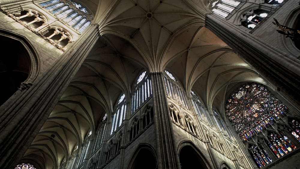 Amiens montrant église ou cathédrale, éléments religieux et patrimoine architectural