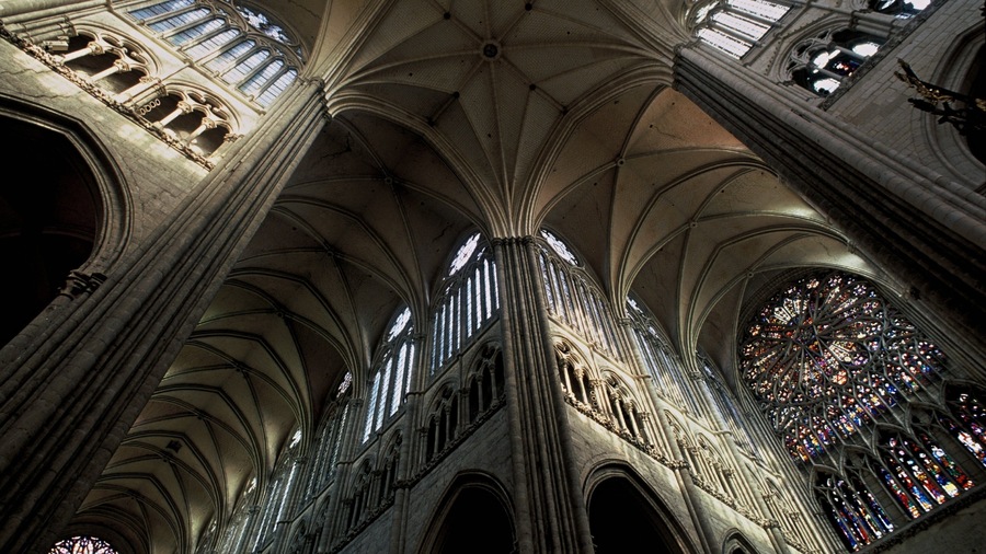 Amiens mit einem Kirche oder Kathedrale, Innenansichten und historische Architektur