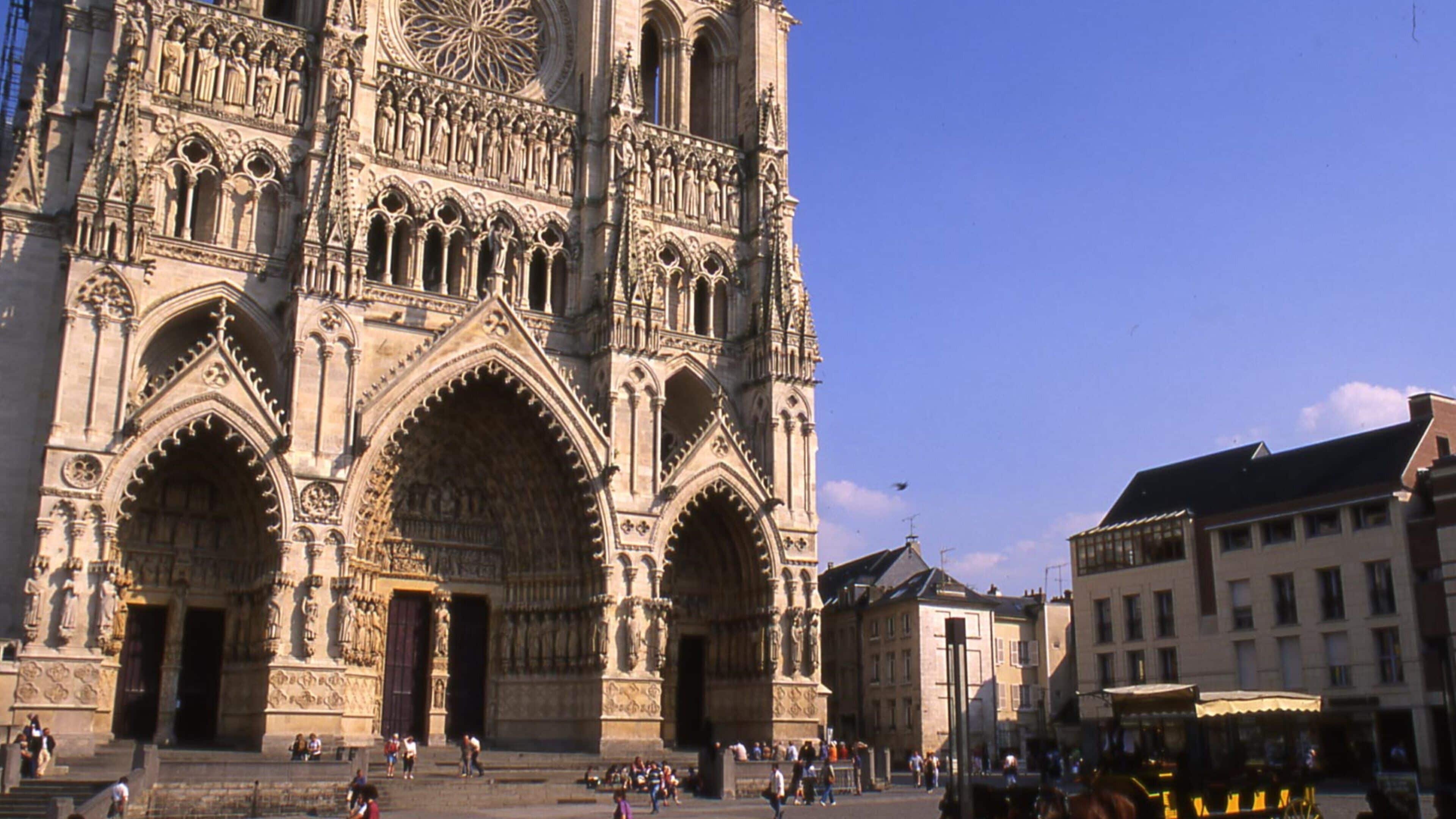 Amiens que inclui uma praça ou plaza, elementos religiosos e uma cidade