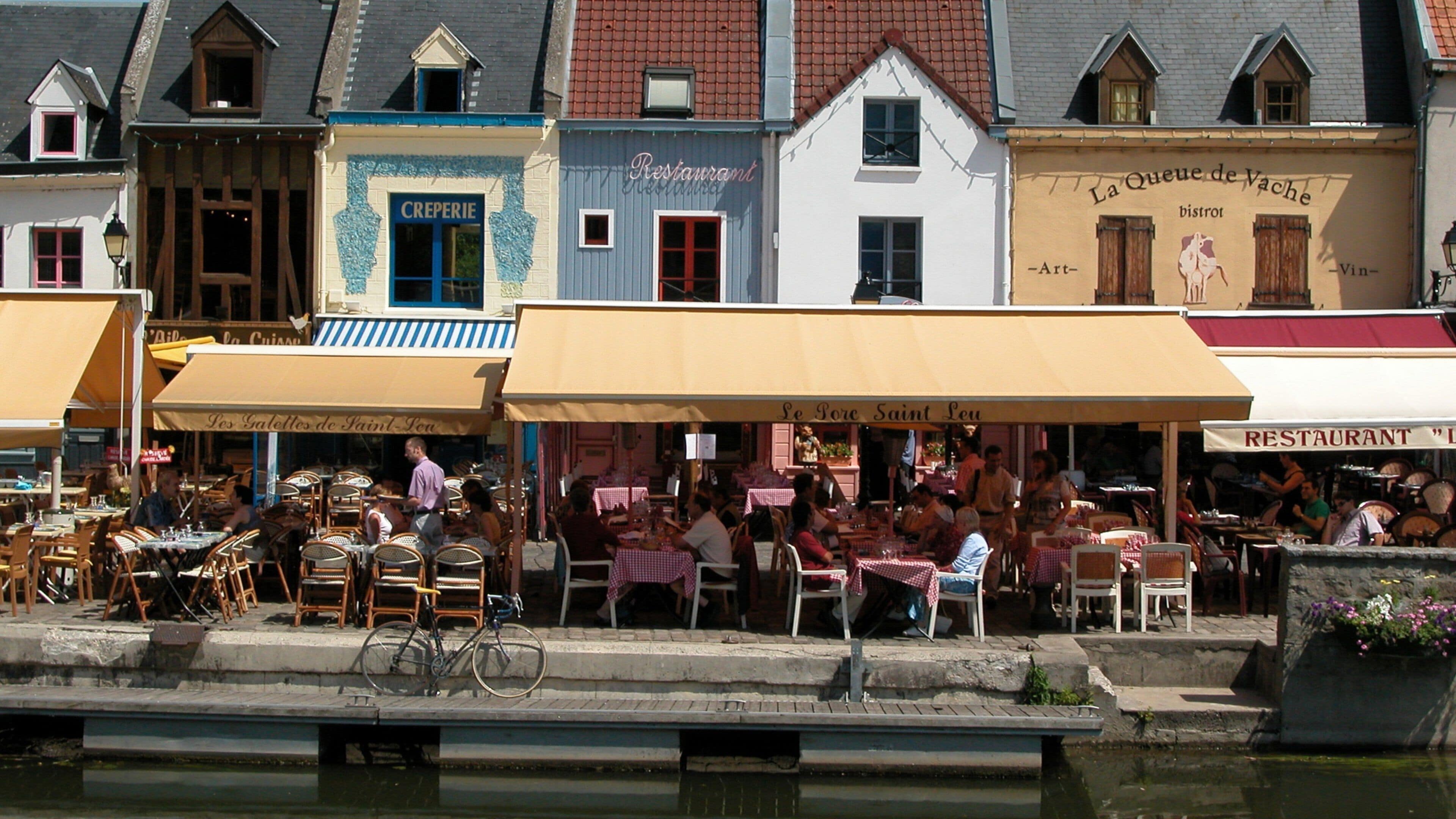 Amiens caracterizando cenas de rua, estilo de vida de cafeteria e jantar ao ar livre