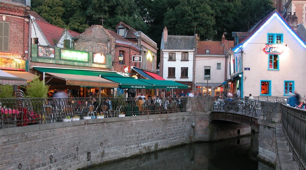 Amiens que inclui uma casa, um rio ou córrego e jantar ao ar livre