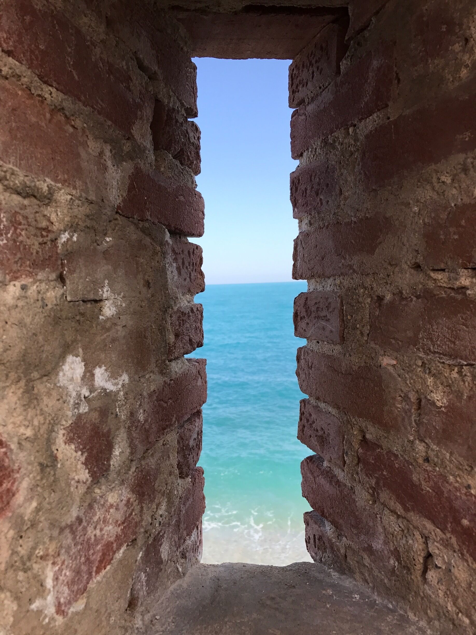 Avez-vous observé qu’un morceau de ciel aperçu par un soupirail, ou entre deux cheminées, deux rochers, ou par une arcade, donnait une idée plus profonde de l’infini que le grand panorama vu du haut d’une montagne? #charlebaudelaire