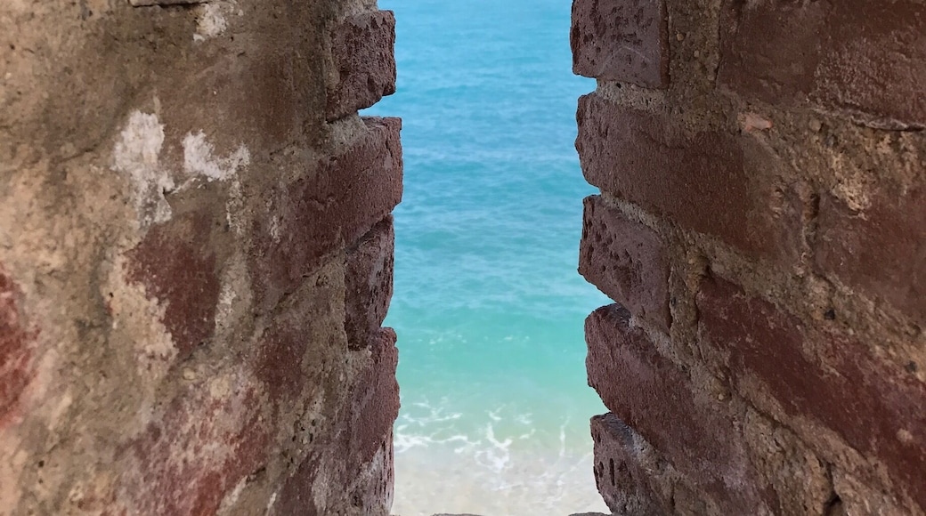 Avez-vous observé qu’un morceau de ciel aperçu par un soupirail, ou entre deux cheminées, deux rochers, ou par une arcade, donnait une idée plus profonde de l’infini que le grand panorama vu du haut d’une montagne? #charlebaudelaire