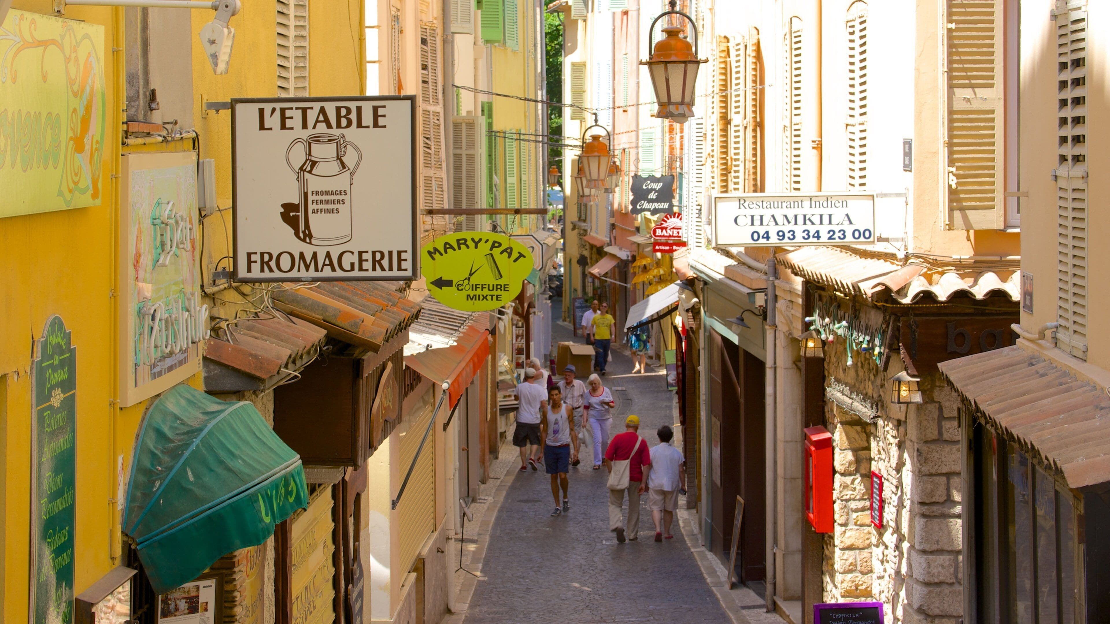 Antibes bevat straten en bewegwijzering