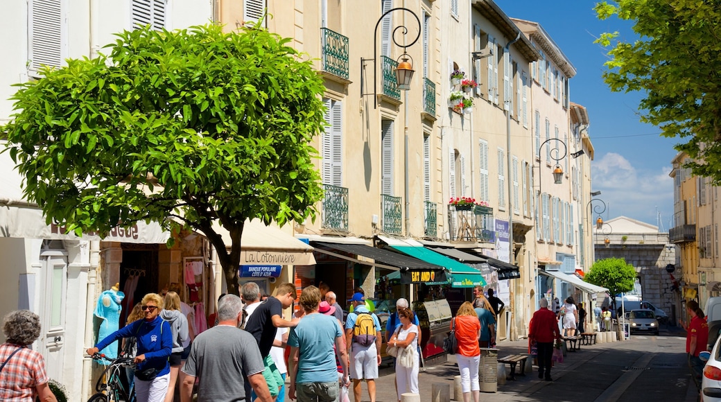Antibes bevat straten en een stad en ook een grote groep mensen