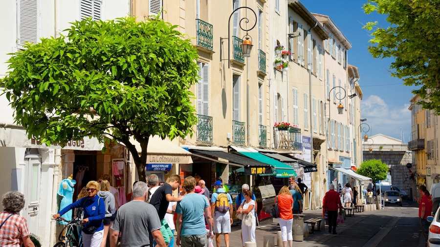 Antibes og byder på en by og gadeliv såvel som en stor gruppe mennesker