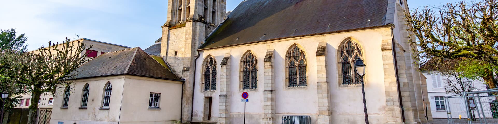 Vue extérieure de l'église catholique Saint-Saturnin située à Antony, France, monument historique français dont les parties les plus anciennes datent du 12ème siècle