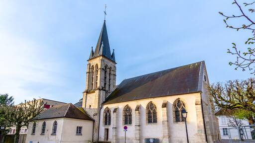 Vue extérieure de l'église catholique Saint-Saturnin située à Antony, France, monument historique français dont les parties les plus anciennes datent du 12ème siècle