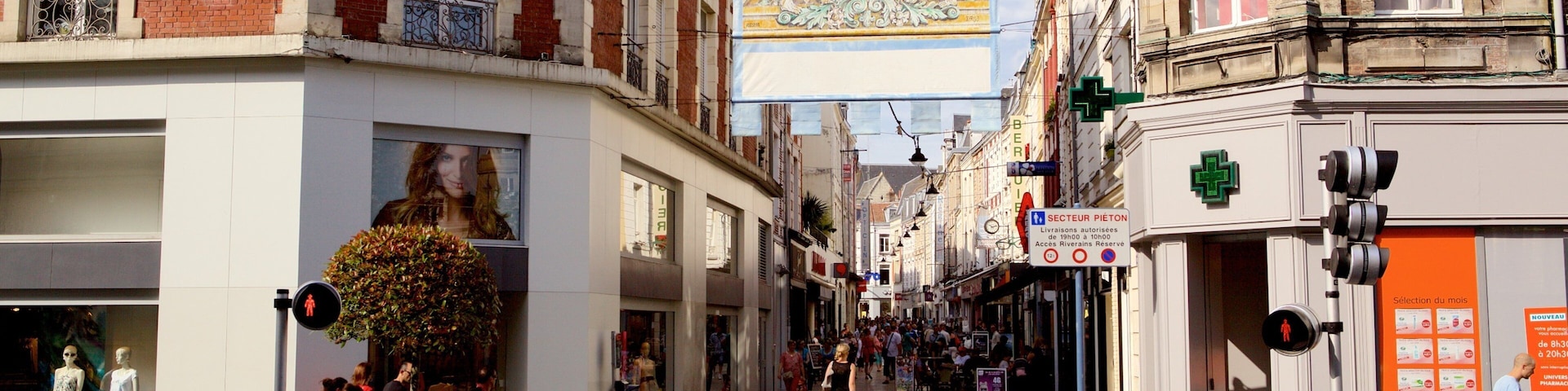 Arras caracterizando elementos de patrimônio e cenas de rua