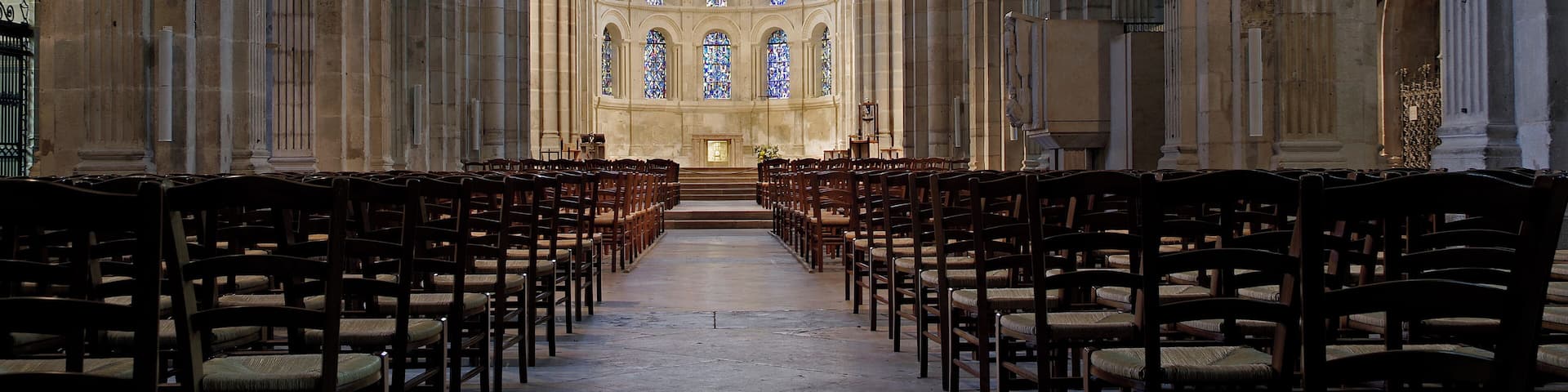 Autun (SaĂŽne-et-Loire) La cathĂ©drale Saint-Lazare. Autun fut le siĂšge d'un Ă©vĂȘchĂ© au plus tard Ă partir du IVe siĂšcle. Le premier Ă©vĂȘque d'Autun connu est saint Reticius (RhĂ©tice), un catĂ©chiste contemporain de l'empereur Constantin qui l'appellera d'ailleurs prĂšs de lui, Ă Rome. Ses livres sont perdus depuis le XIe siĂšcle. RhĂ©tice, Ă©tait un gallo-romain de Bourgogne, il est mort Ă Autun en 334. Il repose, auprĂšs de son Ă©pouse, aux abords de l'Ă©glise Saint-Etienne et Saint-Pierre d'Autun. Saint Cassien sera son successeur. Cependant, la tradition rapporte qu'un saint Amator (AmĂątre ou Amateur), aurait occupĂ© le siĂšge de l'Ă©piscopat au IIIe siĂšcle, vers 250. Un saint Martin ou saint Reverianus lui aurait succĂ©dĂ©, avant saint RhĂ©tice. L'Ă©vĂȘque d'Autun avait le droit de porter le pallium en vertu d'un privilĂšge accordĂ© en 599 par le pape GrĂ©goire le Grand. Le port du pallium, sorte d'Ă©charpe blanche, ornĂ©e de croix noires, est rĂ©servĂ© au pape, aux archevĂȘques mĂ©tropolitains (archevĂȘques des provinces ecclĂ©siastiques) et Ă quelques Ă©vĂȘques. En 1788, Talleyrand deviendra Ă©vĂȘque d'Autun. Il dĂ©missionnera en 1791. Charles-Maurice de Talleyrand-PĂ©rigord avait Ă©tĂ© ordonnĂ© prĂȘtre en 1779, il fut chargĂ© des affaires du clergĂ© en 1780 et Ă©vĂȘque d'Autun le 2 novembre 1788 (consacrĂ© en janvier 1789). Charles-Maurice Ă©tait fils aĂźnĂ© du comte Charles-Daniel de Talleyrand, lieutenant gĂ©nĂ©ral des armĂ©es. Celui-ci, mourant, demanda au Roi, comme grĂące suprĂȘme, de donner un Ă©vĂȘchĂ© Ă Charles-Maurice. Louis XVI accĂ©da Ă la demande de cet officier irrĂ©prochable. Le comte Charles-Daniel de Talleyrand dĂ©cĂ©dera le lendemain de la nomination de son fils comme Ă©vĂȘque d'Autun. Charles-Maurice n'a pas encore trente-cinq ans, il est riche, ami de Mirabeau et amant de Mme AdĂ©laĂŻde de Flahaut, athĂ©e et Ă©vĂȘque; il devra beaucoup Ă l'Eglise. La cathĂ©drale Saint-Lazare fut Ă©difiĂ©e Ă partir de 1120, sur l'initiative de l'Ă©vĂȘque Etienne de BagĂ©. Il s'agissait d'honorer les reliques de saint Lazare qui se trouvait dans la vielle cathĂ©drale Saint-Nazaire qui remontait au Ve siĂšcle (CathĂ©drale qui sera dĂ©truite au XVIIIe siĂšcle). Les reliques furent transportĂ©es dans la nouvelle catrhĂ©drale dĂšs son achĂšvement en 1146. Les architectes s'inspirĂšrent de Cluny et Paray-le-Monial pour la construction. Le porche abrite le fameux tympan du "Jugement Dernier" sculptĂ© par Gislebertus vers 1125-1135. La flĂšche date du XVe siĂšcle, les chapelles gothiques sont du XVIe, et les deux tours romanes ont Ă©tĂ© refaites au XIXe siĂšcle.