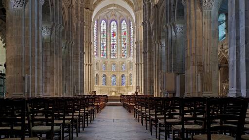 Autun (SaĂŽne-et-Loire) La cathĂ©drale Saint-Lazare. Autun fut le siĂšge d'un Ă©vĂȘchĂ© au plus tard Ă partir du IVe siĂšcle. Le premier Ă©vĂȘque d'Autun connu est saint Reticius (RhĂ©tice), un catĂ©chiste contemporain de l'empereur Constantin qui l'appellera d'ailleurs prĂšs de lui, Ă Rome. Ses livres sont perdus depuis le XIe siĂšcle. RhĂ©tice, Ă©tait un gallo-romain de Bourgogne, il est mort Ă Autun en 334. Il repose, auprĂšs de son Ă©pouse, aux abords de l'Ă©glise Saint-Etienne et Saint-Pierre d'Autun. Saint Cassien sera son successeur. Cependant, la tradition rapporte qu'un saint Amator (AmĂątre ou Amateur), aurait occupĂ© le siĂšge de l'Ă©piscopat au IIIe siĂšcle, vers 250. Un saint Martin ou saint Reverianus lui aurait succĂ©dĂ©, avant saint RhĂ©tice. L'Ă©vĂȘque d'Autun avait le droit de porter le pallium en vertu d'un privilĂšge accordĂ© en 599 par le pape GrĂ©goire le Grand. Le port du pallium, sorte d'Ă©charpe blanche, ornĂ©e de croix noires, est rĂ©servĂ© au pape, aux archevĂȘques mĂ©tropolitains (archevĂȘques des provinces ecclĂ©siastiques) et Ă quelques Ă©vĂȘques. En 1788, Talleyrand deviendra Ă©vĂȘque d'Autun. Il dĂ©missionnera en 1791. Charles-Maurice de Talleyrand-PĂ©rigord avait Ă©tĂ© ordonnĂ© prĂȘtre en 1779, il fut chargĂ© des affaires du clergĂ© en 1780 et Ă©vĂȘque d'Autun le 2 novembre 1788 (consacrĂ© en janvier 1789). Charles-Maurice Ă©tait fils aĂźnĂ© du comte Charles-Daniel de Talleyrand, lieutenant gĂ©nĂ©ral des armĂ©es. Celui-ci, mourant, demanda au Roi, comme grĂące suprĂȘme, de donner un Ă©vĂȘchĂ© Ă Charles-Maurice. Louis XVI accĂ©da Ă la demande de cet officier irrĂ©prochable. Le comte Charles-Daniel de Talleyrand dĂ©cĂ©dera le lendemain de la nomination de son fils comme Ă©vĂȘque d'Autun. Charles-Maurice n'a pas encore trente-cinq ans, il est riche, ami de Mirabeau et amant de Mme AdĂ©laĂŻde de Flahaut, athĂ©e et Ă©vĂȘque; il devra beaucoup Ă l'Eglise. La cathĂ©drale Saint-Lazare fut Ă©difiĂ©e Ă partir de 1120, sur l'initiative de l'Ă©vĂȘque Etienne de BagĂ©. Il s'agissait d'honorer les reliques de saint Lazare qui se trouvait dans la vielle cathĂ©drale Saint-Nazaire qui remontait au Ve siĂšcle (CathĂ©drale qui sera dĂ©truite au XVIIIe siĂšcle). Les reliques furent transportĂ©es dans la nouvelle catrhĂ©drale dĂšs son achĂšvement en 1146. Les architectes s'inspirĂšrent de Cluny et Paray-le-Monial pour la construction. Le porche abrite le fameux tympan du "Jugement Dernier" sculptĂ© par Gislebertus vers 1125-1135. La flĂšche date du XVe siĂšcle, les chapelles gothiques sont du XVIe, et les deux tours romanes ont Ă©tĂ© refaites au XIXe siĂšcle.