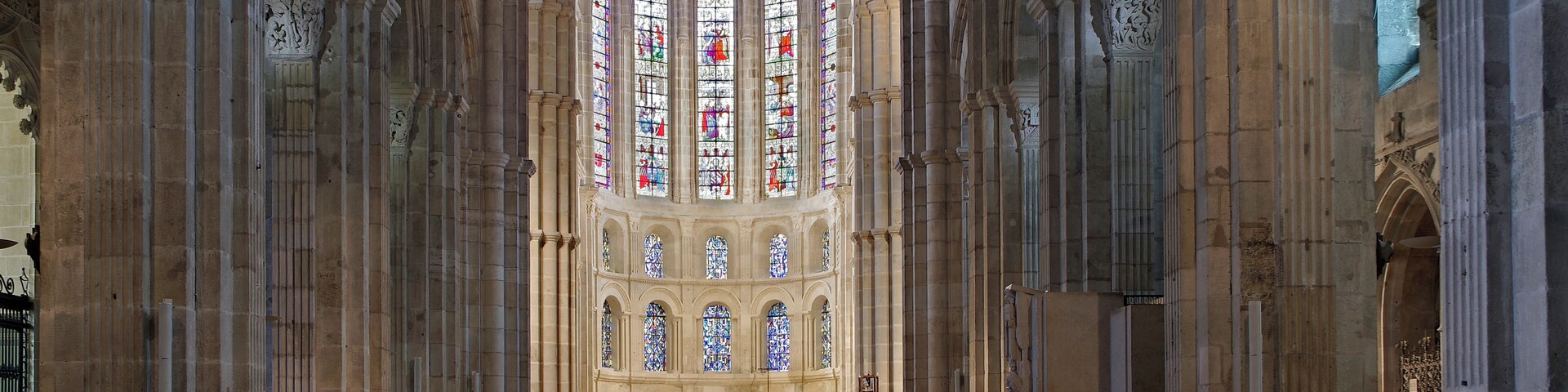 Autun (Saône-et-Loire) La cathédrale Saint-Lazare. Autun fut le siège d'un évêché au plus tard à partir du IVe siècle. Le premier évêque d'Autun connu est saint Reticius (Rhétice), un catéchiste contemporain de l'empereur Constantin qui l'appellera d'ailleurs près de lui, à Rome. Ses livres sont perdus depuis le XIe siècle. Rhétice, était un gallo-romain de Bourgogne, il est mort à Autun en 334. Il repose, auprès de son épouse, aux abords de l'église Saint-Etienne et Saint-Pierre d'Autun. Saint Cassien sera son successeur. Cependant, la tradition rapporte qu'un saint Amator (Amâtre ou Amateur), aurait occupé le siège de l'épiscopat au IIIe siècle, vers 250. Un saint Martin ou saint Reverianus lui aurait succédé, avant saint Rhétice. L'évêque d'Autun avait le droit de porter le pallium en vertu d'un privilège accordé en 599 par le pape Grégoire le Grand. Le port du pallium, sorte d'écharpe blanche, ornée de croix noires, est réservé au pape, aux archevêques métropolitains (archevêques des provinces ecclésiastiques) et à quelques évêques. En 1788, Talleyrand deviendra évêque d'Autun. Il démissionnera en 1791. Charles-Maurice de Talleyrand-Périgord avait été ordonné prêtre en 1779, il fut chargé des affaires du clergé en 1780 et évêque d'Autun le 2 novembre 1788 (consacré en janvier 1789). Charles-Maurice était fils aîné du comte Charles-Daniel de Talleyrand, lieutenant général des armées. Celui-ci, mourant, demanda au Roi, comme grâce suprême, de donner un évêché à Charles-Maurice. Louis XVI accéda à la demande de cet officier irréprochable. Le comte Charles-Daniel de Talleyrand décédera le lendemain de la nomination de son fils comme évêque d'Autun. Charles-Maurice n'a pas encore trente-cinq ans, il est riche, ami de Mirabeau et amant de Mme Adélaïde de Flahaut, athée et évêque; il devra beaucoup à l'Eglise. La cathédrale Saint-Lazare fut édifiée à partir de 1120, sur l'initiative de l'évêque Etienne de Bagé. Il s'agissait d'honorer les reliques de saint Lazare qui se trouvait dans la vielle cathédrale Saint-Nazaire qui remontait au Ve siècle (Cathédrale qui sera détruite au XVIIIe siècle). Les reliques furent transportées dans la nouvelle catrhédrale dès son achèvement en 1146. Les architectes s'inspirèrent de Cluny et Paray-le-Monial pour la construction. Le porche abrite le fameux tympan du "Jugement Dernier" sculpté par Gislebertus vers 1125-1135. La flèche date du XVe siècle, les chapelles gothiques sont du XVIe, et les deux tours romanes ont été refaites au XIXe siècle.
