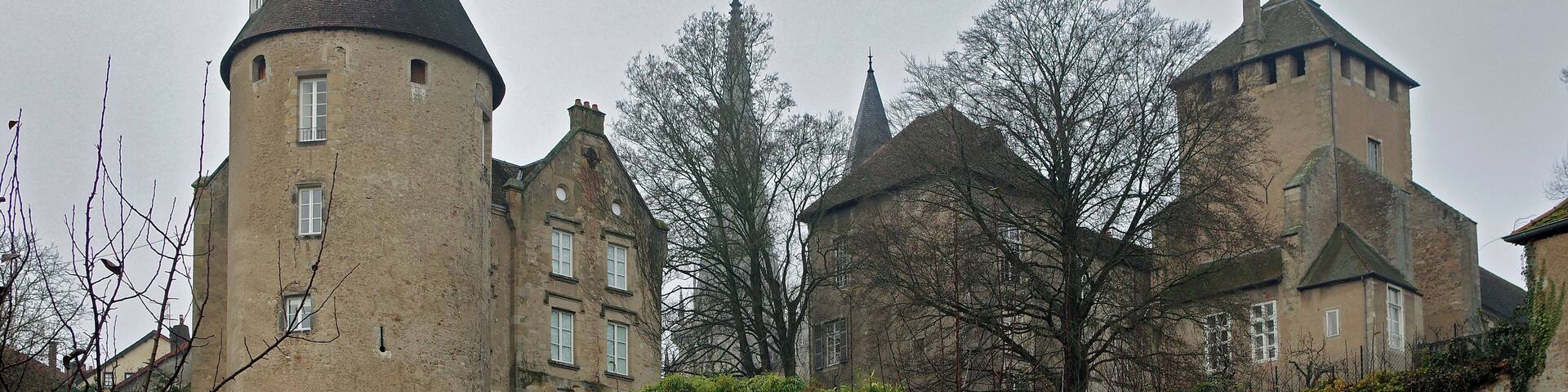 Autun (Saône-et-Loire) Ancien évêché (XVe siècle). Le palais épiscopal a été inclus dans un castrum datant probablement du IXe siècle, peut-être antérieur. Entre 1189 et 1223, l'évêque Gauthier, également grand seigneur féodal (étant suzerain de nombreux barons et même du duc de Bourgogne pour certains fiefs), fit fortifier la maison de l'évêque par la construction d'un donjon carré dit "Tour Saint-Léger". Les contreforts d'angles on été rajoutés au milieu du XVIIe siècle. Les créneaux sont actuellement couverts d'un toit à quatre pentes. On doit à Saint-Léger, évêque d'Autun et martyr du VIIe siècle, la restauration des remparts gallo-romains. Evêque politique, Léger (Leodegard) soutiendra Childéric contre Theodoric dans la succession du jeune roi Clotaire III mort à 20 ans en 673. De son côté, Theodoric est soutenu par Ebroïn maire du palais de Neustrie. Childeric l'emporte et Leodegard devient conseiller du nouveau roi; mais les critiques de Leodegard sur le mariage du roi avec une parente proche entraînent la disgrâce de l'évêque. En 675, Childéric est assassiné et Theodoric prend le pouvoir. Leodegard se rallie au nouveau roi, mais il se heurte à Ebroïn qui maintenant soutenait un autre prétendant, Clovis. Le conflit est tel qu'Ebroïn assiège Leodegard à Autun, en 676. Leodegard devra se rendre, ses forces étant inférieures. Ebroïn fera arracher les yeux, puis les lèvres et la langue de son ennemi. Leodegard survivra miraculeusement, réfugié dans la forêt de Couhard, près d'Autun. Recueilli dans une abbaye de femmes en Normandie, il y retrouvera la parole. Ebroïn s'étant de nouveau rallié à Théodoric est redevenu maire du palais (par comparaison avec l'époque actuelle, une sorte de premier ministre). Constatant que Leodegarde est redevenu dangereux, Ebroïn le fait assassiner dans la forêt de Lucheux (Somme) le 2 octobre 678. Les assassins feront disparaître le cadavre après décapitation. Le corps aurait été enterré en forêt sur le territoire de la commune de Lucheux. Une chapelle marque cette sépulture présumée, endroit qui verra des miracles. Un concile d'évêques proclamera la sainteté de Leodegard lors de la fête de Pâques 681. La renommée du saint-martyre devenant importante, le roi Theodoric, pour se faire pardonner de ne pas l'avoir soutenu, fera assassiner Ebroïn par le seigneur franc Ermenfroi. La dépouille du saint sera transférée, en 684, à Saint-Maixent-l'École, près de Poitiers. La tour ronde appartient au rempart. Au pied de l'enceinte, le verger Bussy-Rabutin.