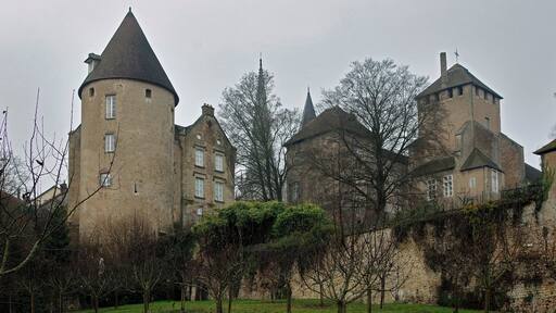 Autun (Saône-et-Loire) Ancien évêché (XVe siècle). Le palais épiscopal a été inclus dans un castrum datant probablement du IXe siècle, peut-être antérieur. Entre 1189 et 1223, l'évêque Gauthier, également grand seigneur féodal (étant suzerain de nombreux barons et même du duc de Bourgogne pour certains fiefs), fit fortifier la maison de l'évêque par la construction d'un donjon carré dit "Tour Saint-Léger". Les contreforts d'angles on été rajoutés au milieu du XVIIe siècle. Les créneaux sont actuellement couverts d'un toit à quatre pentes. On doit à Saint-Léger, évêque d'Autun et martyr du VIIe siècle, la restauration des remparts gallo-romains. Evêque politique, Léger (Leodegard) soutiendra Childéric contre Theodoric dans la succession du jeune roi Clotaire III mort à 20 ans en 673. De son côté, Theodoric est soutenu par Ebroïn maire du palais de Neustrie. Childeric l'emporte et Leodegard devient conseiller du nouveau roi; mais les critiques de Leodegard sur le mariage du roi avec une parente proche entraînent la disgrâce de l'évêque. En 675, Childéric est assassiné et Theodoric prend le pouvoir. Leodegard se rallie au nouveau roi, mais il se heurte à Ebroïn qui maintenant soutenait un autre prétendant, Clovis. Le conflit est tel qu'Ebroïn assiège Leodegard à Autun, en 676. Leodegard devra se rendre, ses forces étant inférieures. Ebroïn fera arracher les yeux, puis les lèvres et la langue de son ennemi. Leodegard survivra miraculeusement, réfugié dans la forêt de Couhard, près d'Autun. Recueilli dans une abbaye de femmes en Normandie, il y retrouvera la parole. Ebroïn s'étant de nouveau rallié à Théodoric est redevenu maire du palais (par comparaison avec l'époque actuelle, une sorte de premier ministre). Constatant que Leodegarde est redevenu dangereux, Ebroïn le fait assassiner dans la forêt de Lucheux (Somme) le 2 octobre 678. Les assassins feront disparaître le cadavre après décapitation. Le corps aurait été enterré en forêt sur le territoire de la commune de Lucheux. Une chapelle marque cette sépulture présumée, endroit qui verra des miracles. Un concile d'évêques proclamera la sainteté de Leodegard lors de la fête de Pâques 681. La renommée du saint-martyre devenant importante, le roi Theodoric, pour se faire pardonner de ne pas l'avoir soutenu, fera assassiner Ebroïn par le seigneur franc Ermenfroi. La dépouille du saint sera transférée, en 684, à Saint-Maixent-l'École, près de Poitiers. La tour ronde appartient au rempart. Au pied de l'enceinte, le verger Bussy-Rabutin.