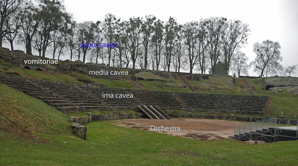 Autun (Saône-et-Loire) Le théâtre romain. Il a été construit dans la seconde moitié du Ier siècle. C'est le plus grand théâtre connu de toute la Gaule et l'un des plus grand du monde romain (Il fait 148 m, celui de Pompée à Rome fait 150 m). Il pouvait contenir de 10 000 à 15 000 personnes. Le théâtre est adossé à la colline qui fait face à la rivière l'Arroux, ce qui facilite la construction. Le mur de scène (Scaenae frons), opposé aux gradins, et qui a disparu avec la scène, occultait la vue vers le plan d'eau qui d'ailleurs n'existait pas à l'époque. En bas (dans l’orchestra), s’asseyaient les "notables" (sénateurs, chevaliers, etc). Ensuite dans la cavea (l'ensemble des gradins), les différents niveaux, séparés par des paliers, accueillaient les spectateurs en fonction de leur rang. Les gradins du bas (qui ont été restaurés) accueillaient les citoyens romains, la deuxième rangée (moins bien conservée) accueillait la plèbe, le dernier étage (disparu, qui atteignait la cime des arbres) accueillait les esclaves et les étrangers. L'évacuation des gradins pouvait se faire par des sortes de tunnels: les vomitoires (Vomitoriae). Des fragments de colonnes disséminés appartenaient peut être au "Columnatio", colonnade agrémentant les côtés de la scène. Le lieu sert toujours pour des manifestations culturelles ou sportives. fr.wikipedia.org/wiki/Architecture_du_th%C3%A9%C3%A2tre_r...