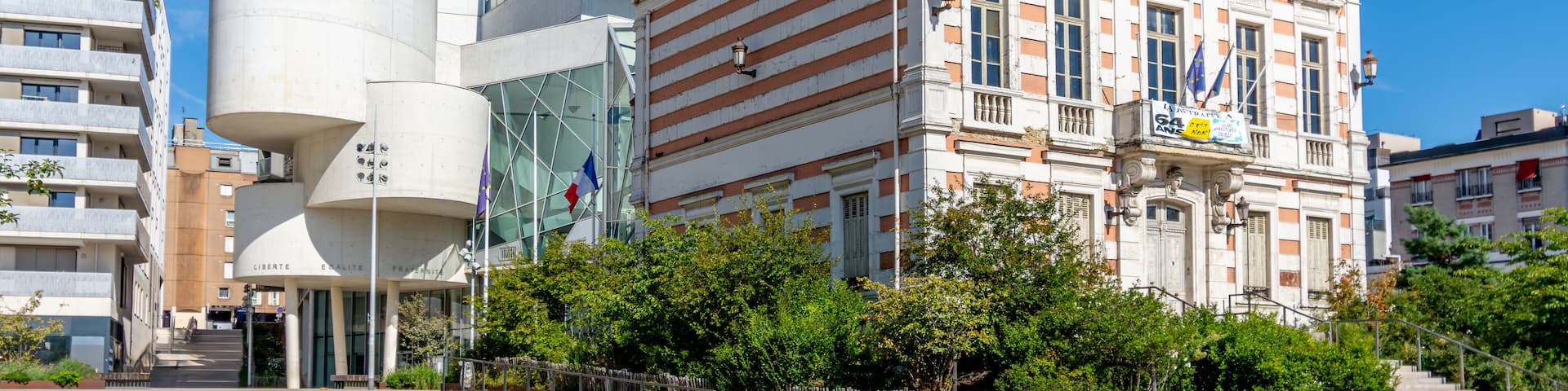 Vue extérieure de l'ancien hôtel de ville de Bagnolet, France, avec la nouvelle mairie moderne à l'arrière-plan, dans le département français de Seine-Saint-Denis