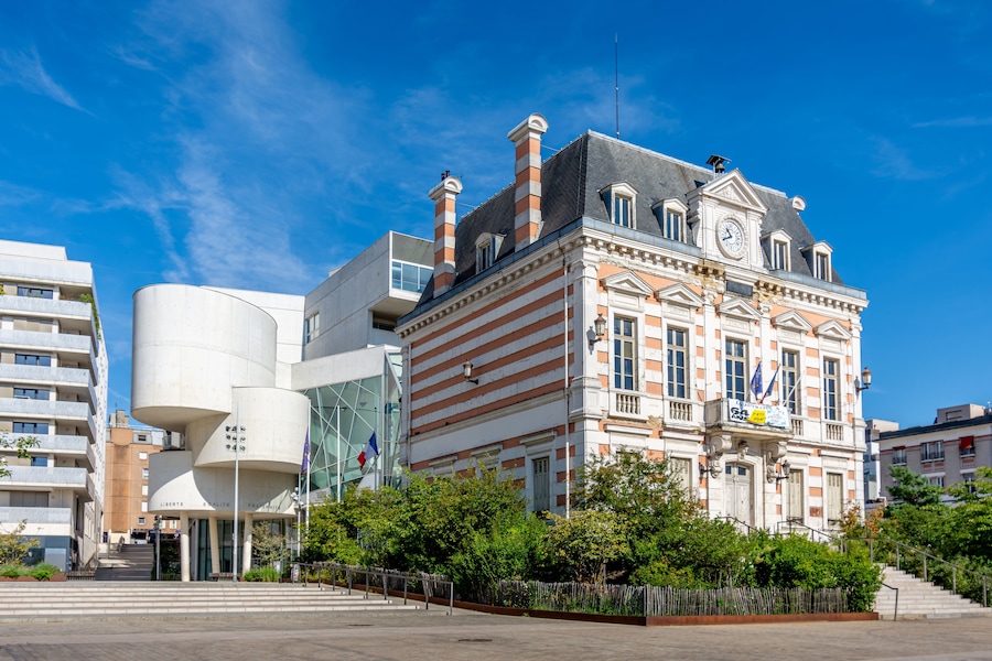 Vue extérieure de l'ancien hôtel de ville de Bagnolet, France, avec la nouvelle mairie moderne à l'arrière-plan, dans le département français de Seine-Saint-Denis