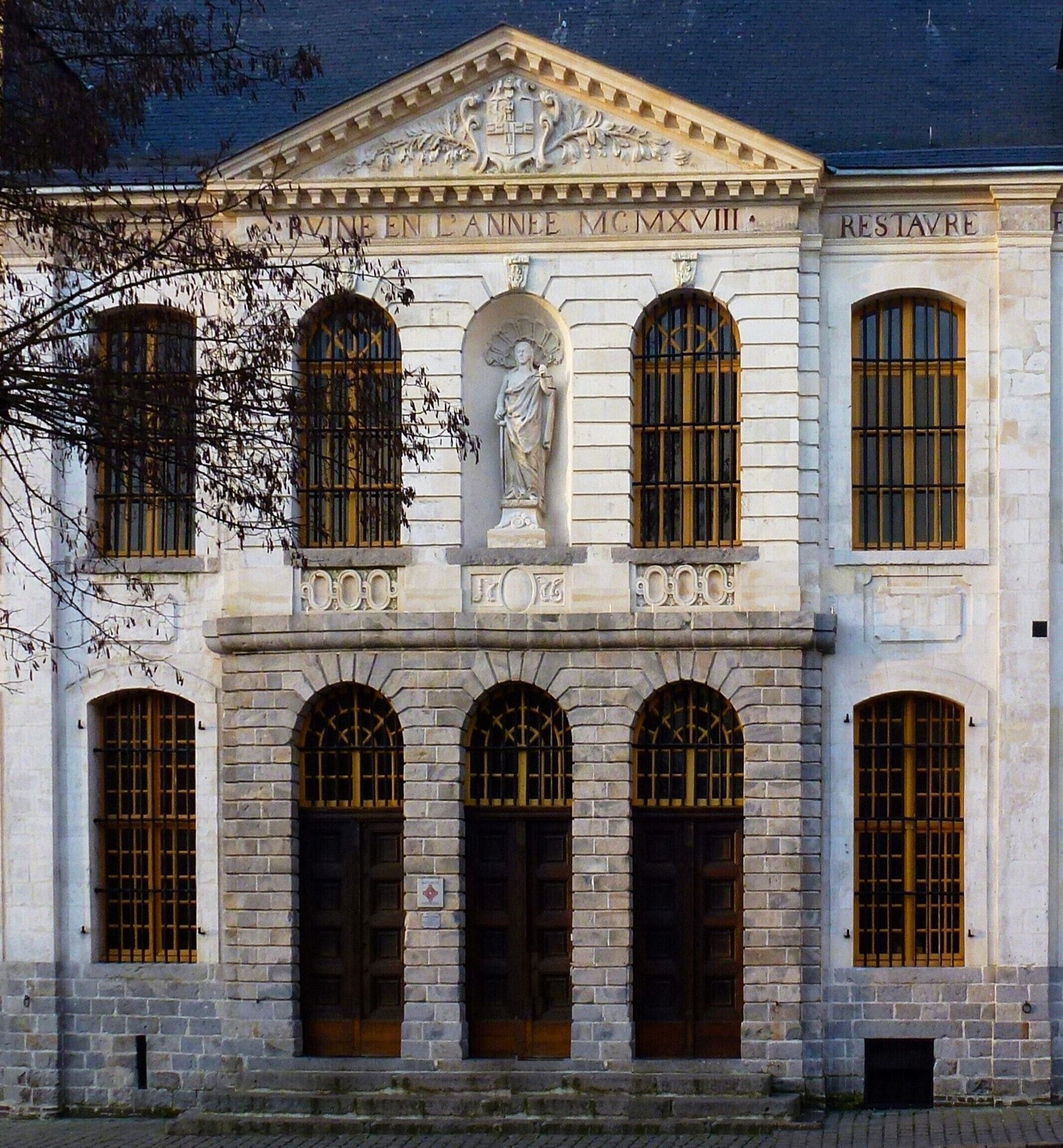 This building is indexed in the Base Mérimée, a database of architectural heritage maintained by the French Ministry of Culture, under the reference PA00107360 .