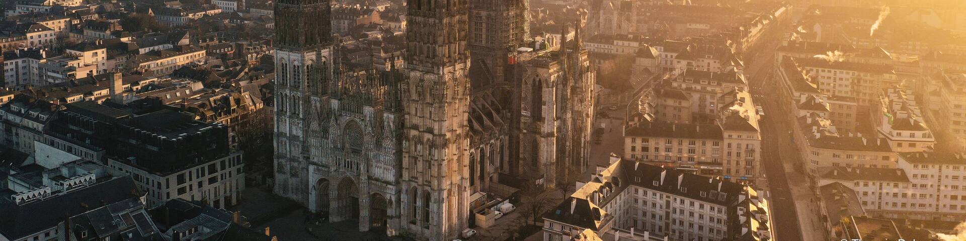 Cathédrale notre dame de rouen vue au drone, lever de soleil