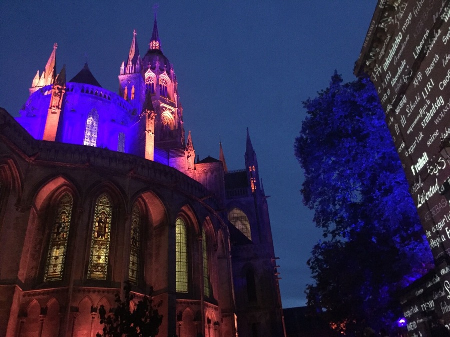 À really good evening to share #lighting spectacle with your friends #ThePlaceToBeInBayeux
#amazing #Light #Color #colorful