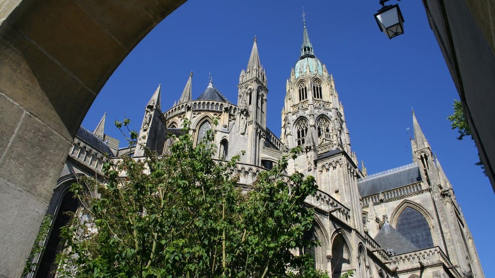 Bayeux welches beinhaltet Kirche oder Kathedrale, Stadt und historische Architektur