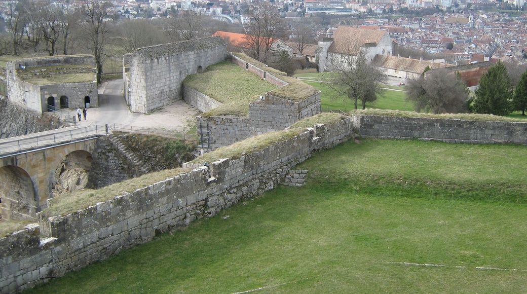 рвы и стены