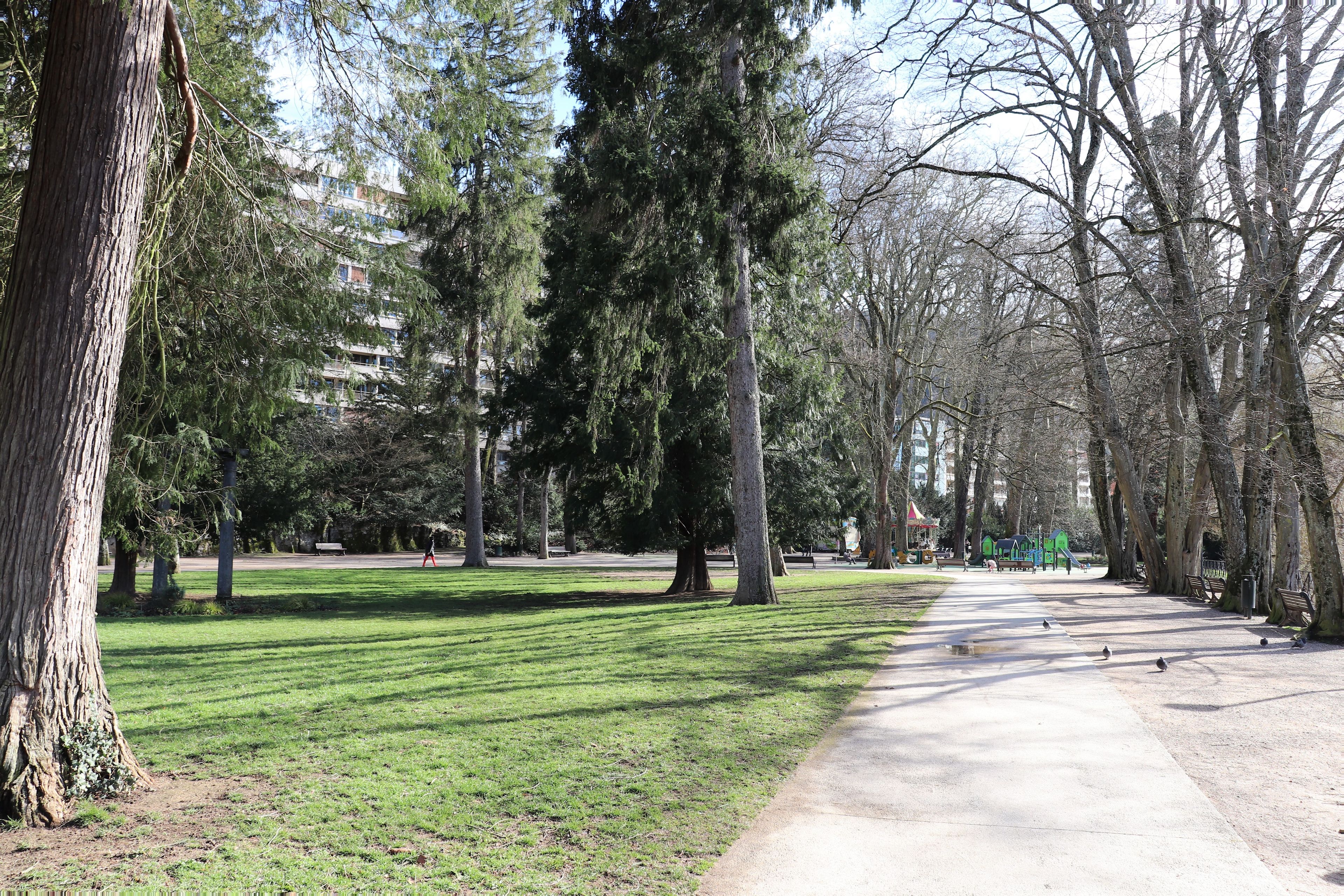 Le parc Micaud - parc public et grand espace de verdure à Besançon, ville de Besançon - Département du Doubs - Région Bourgogne Franche Comté - France