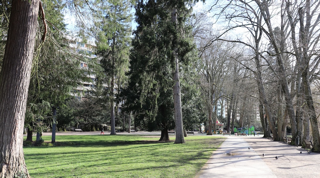 Le parc Micaud - parc public et grand espace de verdure à Besançon, ville de Besançon - Département du Doubs - Région Bourgogne Franche Comté - France