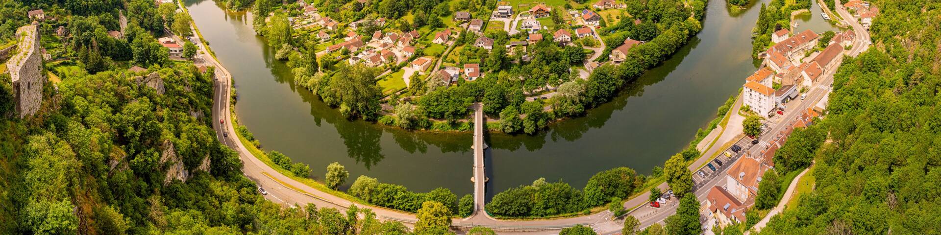 Panoramablick auf den Fluß Doubs von der Zitadelle von Besancon in der Region Bourgogne Franche-Comte in Frankreich