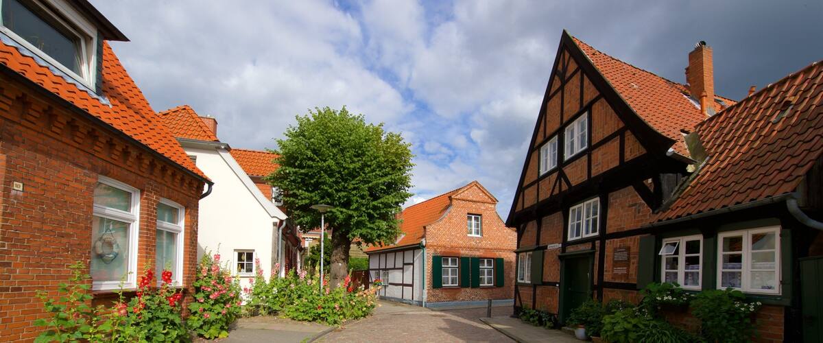 Travemuende showing a church or cathedral
