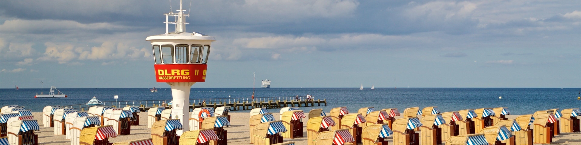 Travemuende showing general coastal views and a beach