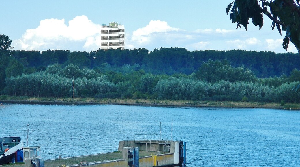 Ausblick vom Naturschutzgebiet Dummersdorfer Ufer über die Trave bis zum Maritim Hotel in Travemünde