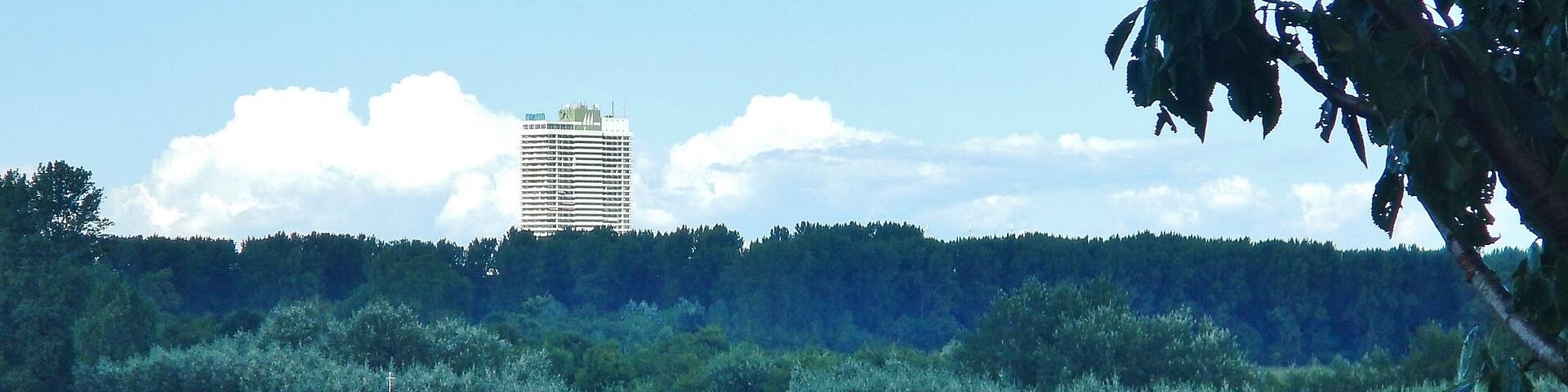 Ausblick vom Naturschutzgebiet Dummersdorfer Ufer über die Trave bis zum Maritim Hotel in Travemünde