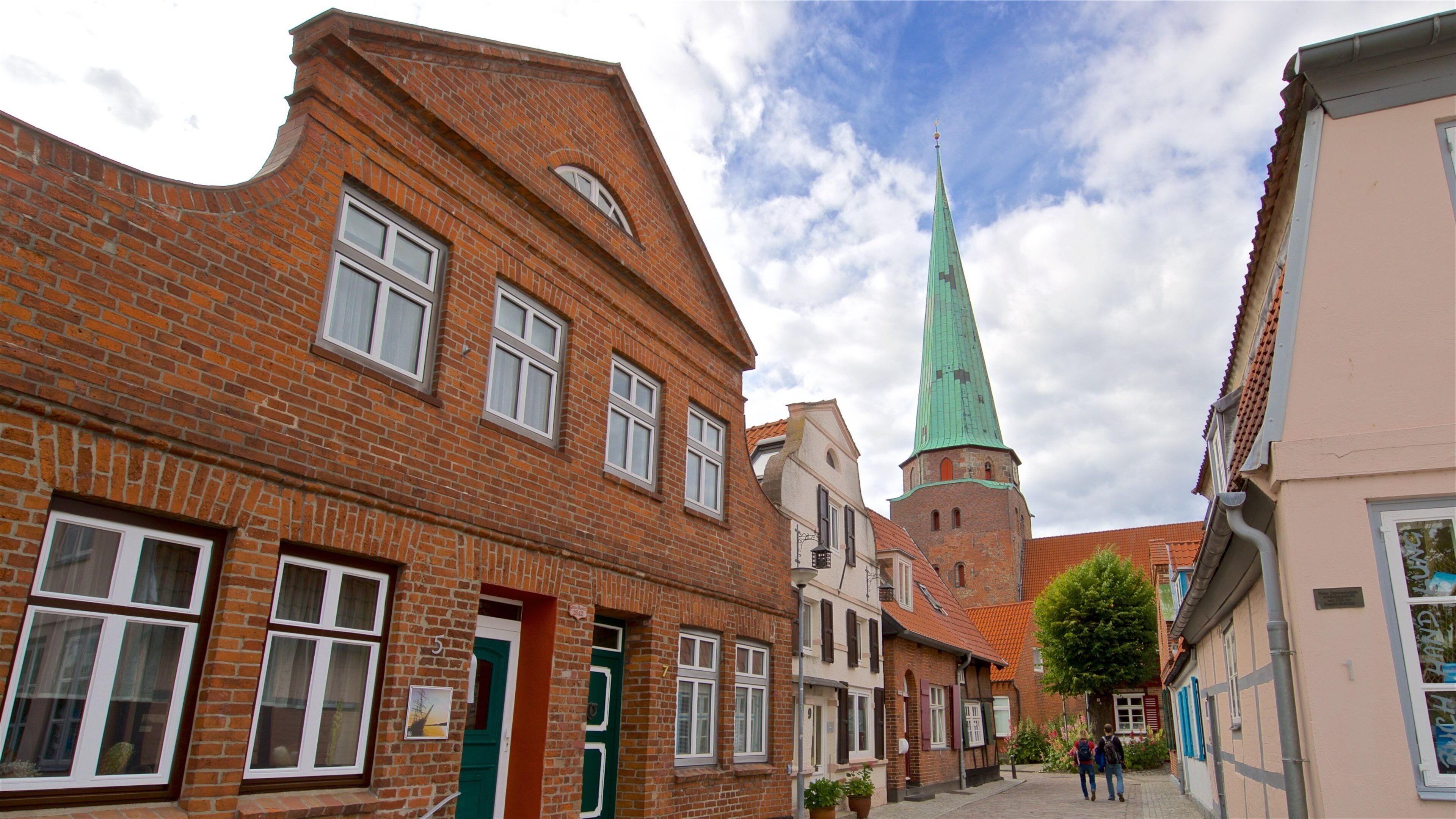 Travemuende showing a church or cathedral