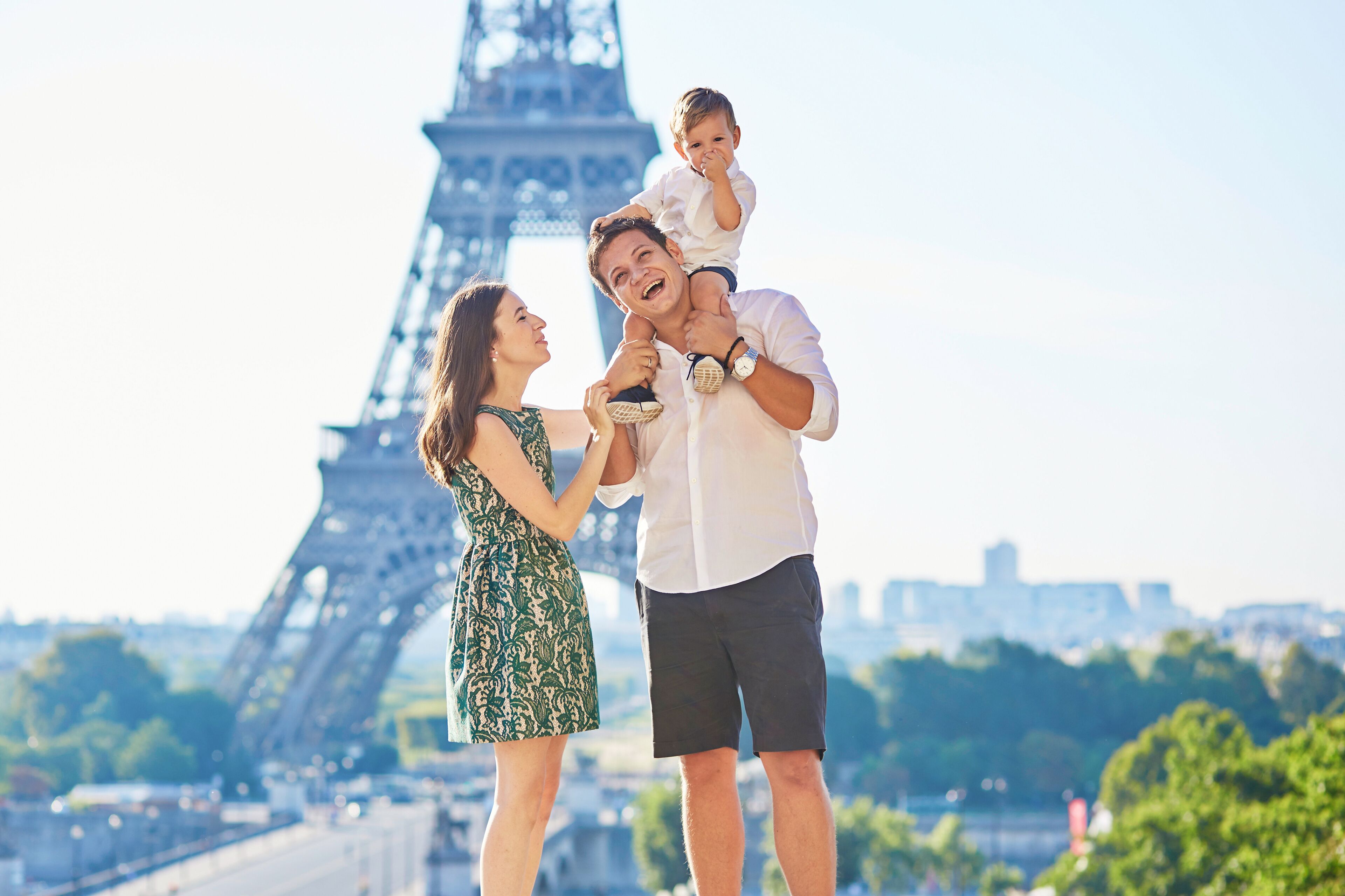 Una familia con la Torre Eiffel al fondo.