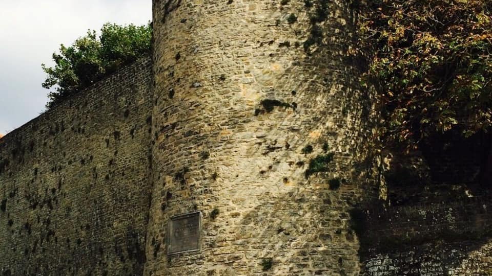 The wall and tower on Grande Rue